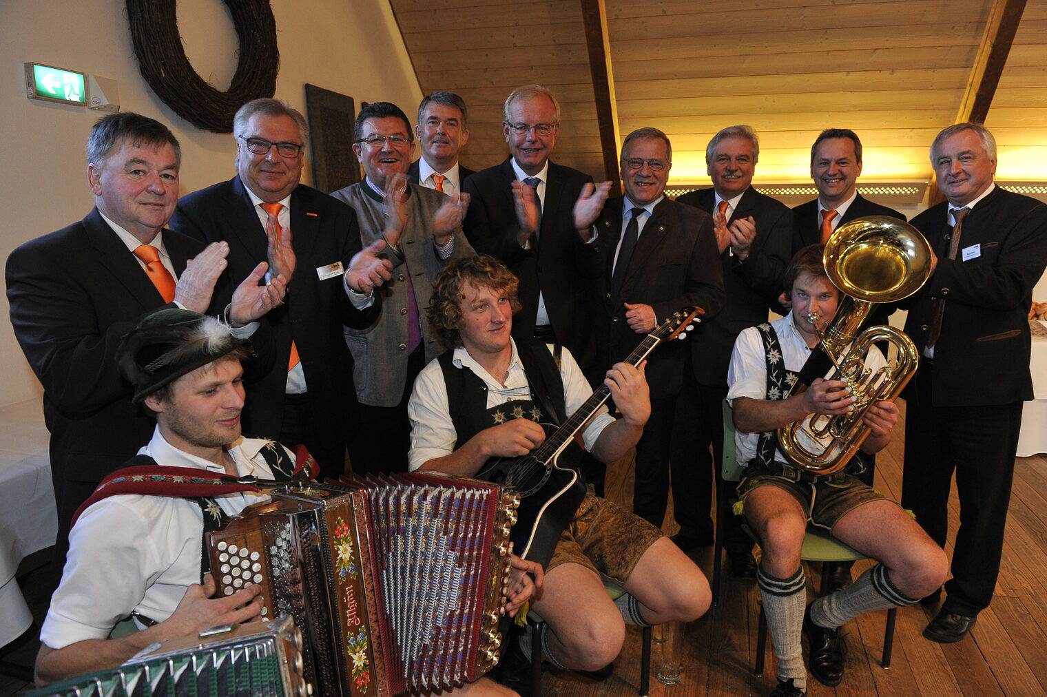 v.links: Paul Brugger, Vize-Präsident der HWK, Hans-Peter Rauch, Präsident der HWK, Franz Pschierer, Staatssekretär , Hauptgeschäftsführer der HWK Schwaben Ulrich Wagner, Thomas Kreuzer Fraktionsvorsitzender der CSU, Staatssekretär Johannes Hintersberger, Stellv. Hauptgeschäftsführer HWK Siegfried Kalkbrenner, Vizepräsident der HWK Schwaben Konrad Rebholz jun. und Jürgen Reichert, Bezirkstagspräsdent gemeinsam mit den "Vier Dorfheiligen" aus dem Oberallgäu. v.links: Paul Brugger, Vize-Präsident der HWK, Hans-Peter Rauch, Präsident der HWK, Franz Pschierer, Staatssekretär , Hauptgeschäftsführer der HWK Schwaben Ulrich Wagner, Thomas Kreuzer Fraktionsvorsitzender der CSU, Staatssekretär Johannes Hintersberger, Stellv. Hauptgeschäftsführer HWK Siegfried Kalkbrenner, Vizepräsident der HWK Schwaben Konrad Rebholz jun. und Jürgen Reichert, Bezirkstagspräsdent gemeinsam mit den "Vier Dorfheiligen" aus dem Oberallgäu.